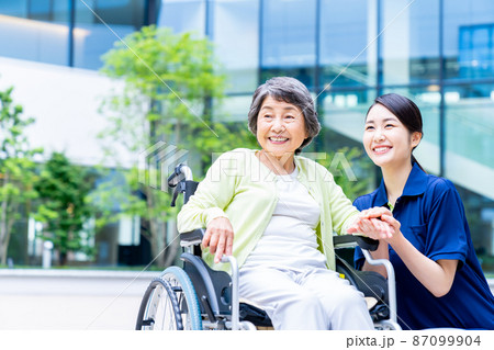 車椅子のシニアの女性と介護福祉士　撮影協力「LINK FOREST」 87099904