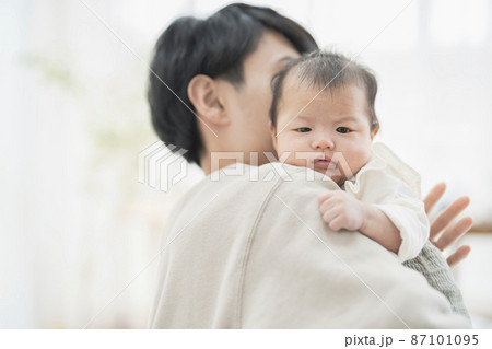お父さんに抱っこされた生後2ヶ月の赤ちゃん お父さんに抱っこされた生後2ヶ月の赤ちゃん 87101095