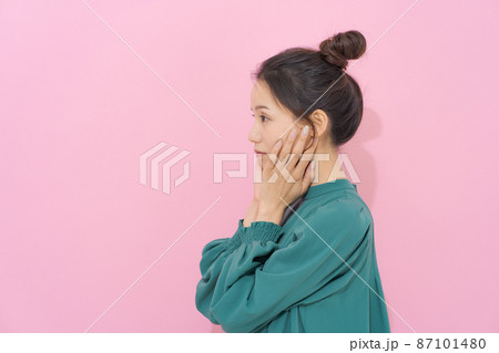 20代女性ポートレート　横顔 87101480