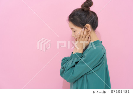 20代女性ポートレート　ピンク背景 87101481