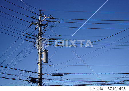 電信柱と電線 電信柱と電線 87101603