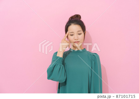 20代女性ポートレート　ピンク背景 87101715