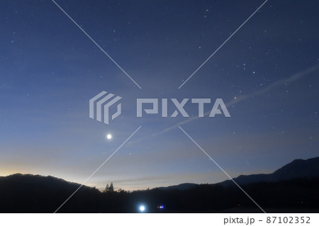 北杜市白州町、夜明けの南東の空に金星とさそり座 北杜市白州町、夜明けの南東の空に金星とさそり座 87102352