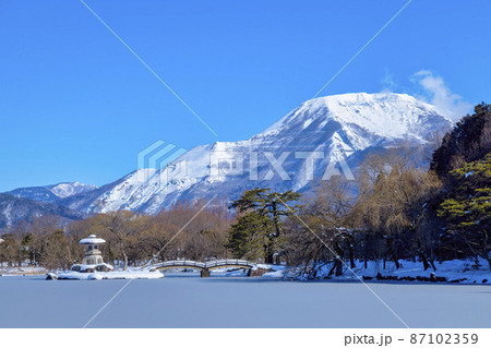 伊吹山　(2月　三島池　晴れ) 87102359