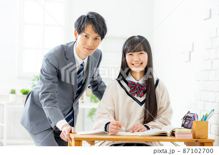 塾で勉強をする女の子と先生 塾で勉強をする女の子と先生 87102700