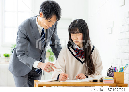 塾で勉強をする女の子と先生 塾で勉強をする女の子と先生 87102701