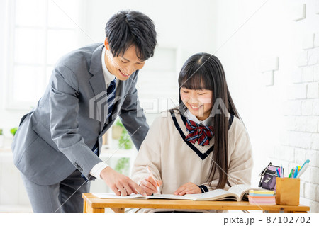 塾で勉強をする女の子と先生 塾で勉強をする女の子と先生 87102702