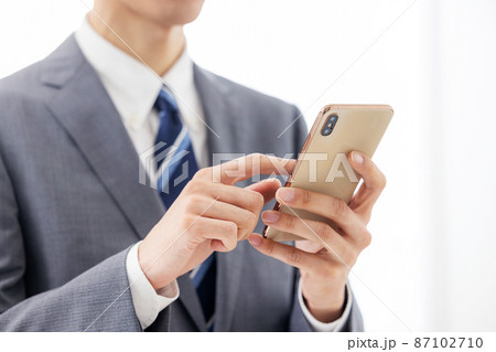 スマホ ビジネスマン 手元 スマホ ビジネスマン 手元 87102710