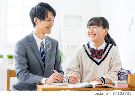 塾で勉強をする女の子と先生 塾で勉強をする女の子と先生 87102735
