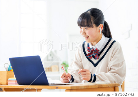 オンライン授業　女子学生 87102742