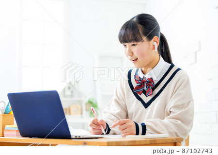 オンライン授業　女子学生 87102743