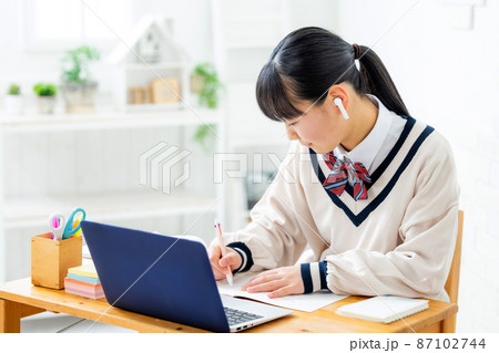 オンライン授業 女子学生 オンライン授業 女子学生 87102744