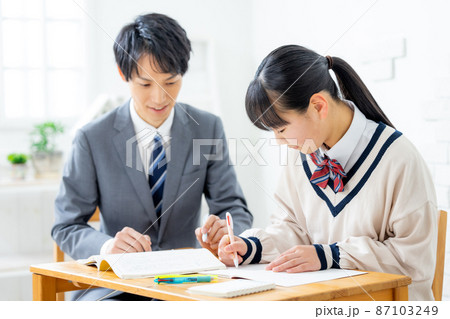 塾で勉強をする女の子と先生 87103249