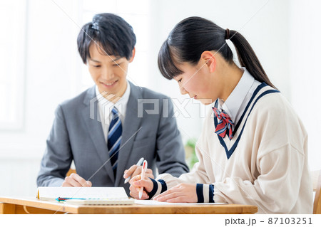 塾で勉強をする女の子と先生 塾で勉強をする女の子と先生 87103251