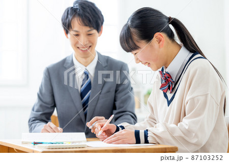 塾で勉強をする女の子と先生 塾で勉強をする女の子と先生 87103252