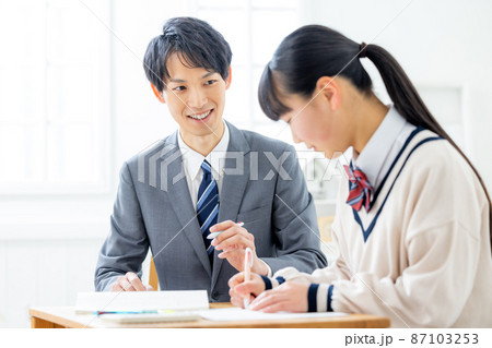 塾で勉強をする女の子と先生 塾で勉強をする女の子と先生 87103253