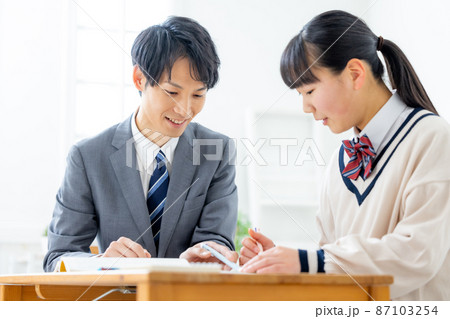 塾で勉強をする女の子と先生 87103254