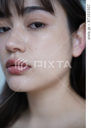 シンプルな女性のポートレート 87103307