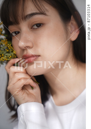 シンプルな女性のポートレート 87103314