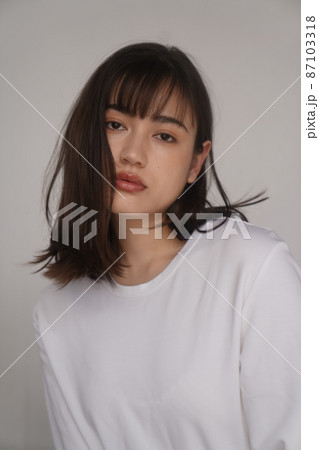 シンプルな女性のポートレート シンプルな女性のポートレート 87103318