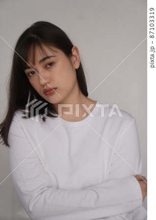 シンプルな女性のポートレート シンプルな女性のポートレート 87103319
