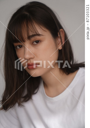 シンプルな女性のポートレート 87103321