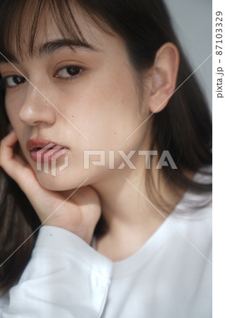 シンプルな女性のポートレート シンプルな女性のポートレート 87103329