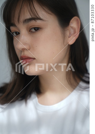 シンプルな女性のポートレート シンプルな女性のポートレート 87103330