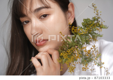 シンプルな女性のポートレート 87103333