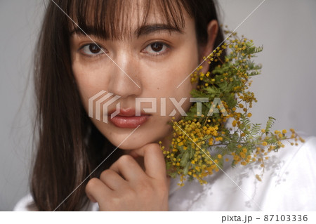 シンプルな女性のポートレート 87103336