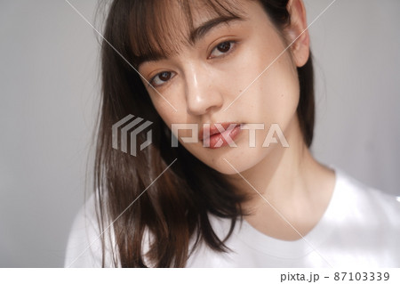 シンプルな女性のポートレート シンプルな女性のポートレート 87103339