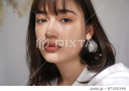 シンプルな女性のポートレート シンプルな女性のポートレート 87103346