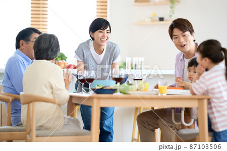 3世代食卓イメージ 87103506