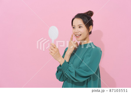 20代女性ポートレート　ピンク背景 87103551