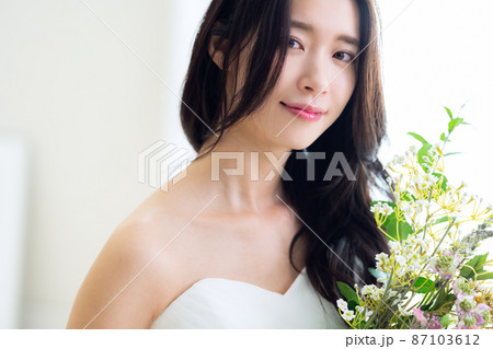 ウェディング　ブライダル　女性　花嫁　結婚 87103612