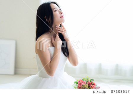 ウェディング　ブライダル　女性　花嫁　結婚 87103617