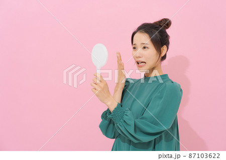 20代女性ポートレート　ピンク背景 87103622