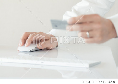 カード情報を入力する既婚男性の手元 87103646