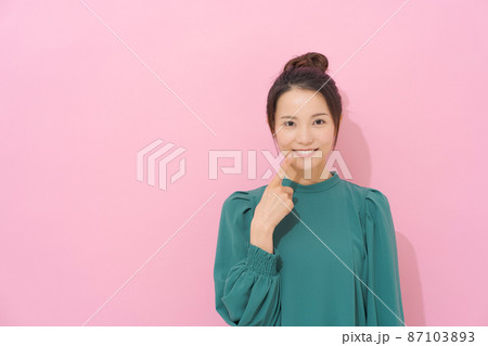 20代女性　オーラルケア　ピンク背景 87103893