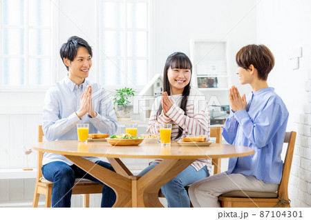 朝ごはんを食べる家族 87104301