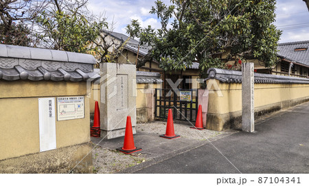 句碑の立つ芭蕉翁生家風景 87104341