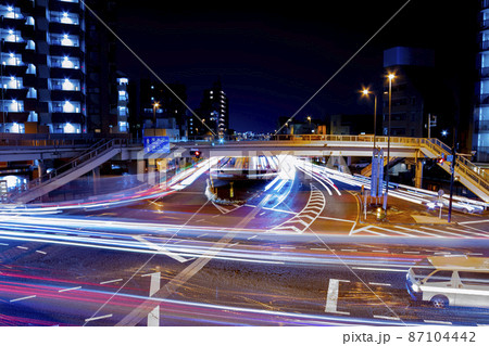 夜の瀬田交差点　車の光跡【交通イメージ】 87104442