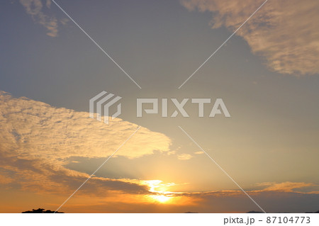夕焼け空　雲　夕日 87104773
