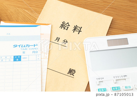 タイムカードと給料袋 87105013