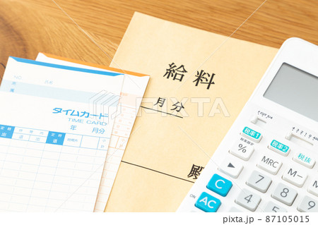 タイムカードと給料袋 タイムカードと給料袋 87105015