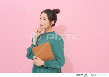 20代女性ポートレート ピンク背景 20代女性ポートレート ピンク背景 87105062