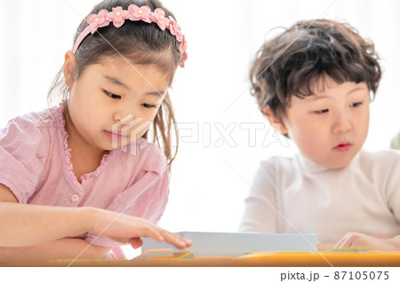 子供 ライフスタイル 二人 87105075