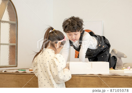 子供 ライフスタイル 二人 87105078
