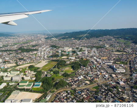 着陸前の機内から見える福岡市郊外の住宅街 87106116