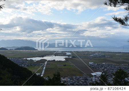 秋の猪子山から望む伊庭内湖と琵琶湖と白雲 秋の猪子山から望む伊庭内湖と琵琶湖と白雲 87106424